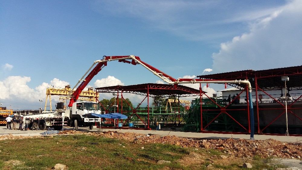 How does the concrete pump truck clean the pipeline?